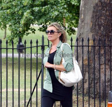 Tina Hobley Does a spot of shopping after having lunch with friends at Lemonia restaurantin Primrose Hill.London.