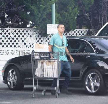 Evan Ross was spotted loading groceries into his black Mercedes-Benz after shopping at Bristol Farm
Los Angeles, USA.