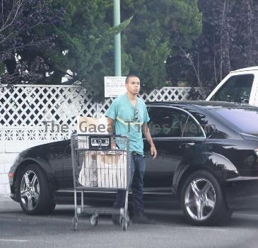 Evan Ross was spotted loading groceries into his black Mercedes-Benz after shopping at Bristol Farm
Los Angeles, USA.