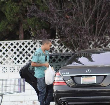 Evan Ross was spotted loading groceries into his black Mercedes-Benz after shopping at Bristol Farm
Los Angeles, USA.