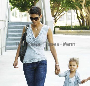 Halle Berry and her daughter Nahla arrive at The Staples Centre to visit the Circus Los Angeles.