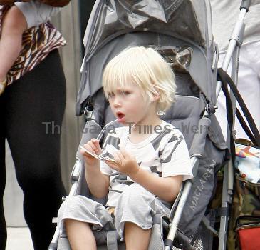 Naomi Watts and Alexander 'Sasha' Pete SchreiberNaomi Watts outside Smashbox Studios with her partner and childrenLos Angeles.