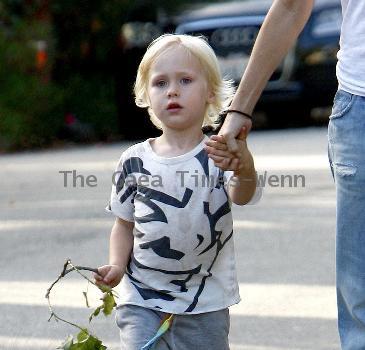 Naomi Watts and Alexander 'Sasha' Pete SchreiberNaomi Watts outside Smashbox Studios with her partner and childrenLos Angeles.