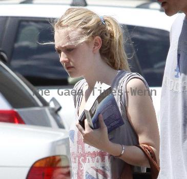 Dakota Fanning
is seen leaving the gym in Studio City with her dad.
Los Angeles, California.