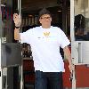 Drew Carey
departs Swingers restaurant after having breakfast wearing a t-shirt that states, 'I became the mayor of your mom'
Los Angeles, California.