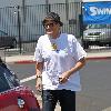 Drew Carey
departs Swingers restaurant after having breakfast wearing a t-shirt that states, 'I became the mayor of your mom'
Los Angeles, California.