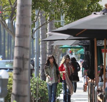 Jennifer Love Hewitt leaves La Scala restaurant in Beverly Hills after having lunch with a friend. Los Angeles.