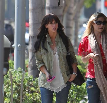 Jennifer Love Hewitt leaves La Scala restaurant in Beverly Hills after having lunch with a friend. Los Angeles.