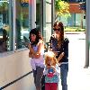 Rachel Bilson
on babysitting duty as she takes some children to Johnny Rocket's diner.
Los Angeles, California.