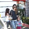 Rachel Bilson
on babysitting duty as she takes some children to Johnny Rocket's diner.
Los Angeles, California.