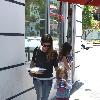 Rachel Bilson
on babysitting duty as she takes some children to Johnny Rocket's diner.
Los Angeles, California.