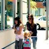 Rachel Bilson
on babysitting duty as she takes some children to Johnny Rocket's diner.
Los Angeles, California.