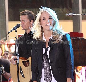 Newly married Carrie Underwood shows off her wedding ring
NBC Today Show Concert at Rockefeller Center
New York City, USA.