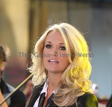 Newly married Carrie Underwood shows off her wedding ring
NBC Today Show Concert at Rockefeller Center
New York City, USA.