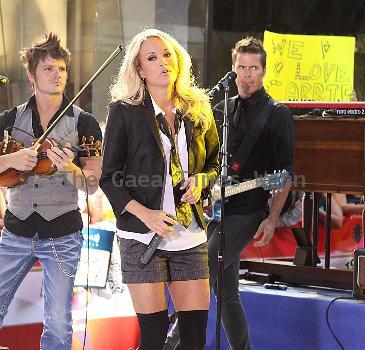 Newly married Carrie Underwood shows off her wedding ring
NBC Today Show Concert at Rockefeller Center
New York City, USA.