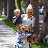 Gwen Stefani and Zuma
seen out walking with her children after visiting her parents.
Los Angeles, California.