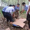 Woman saved from mud pit
An elderly woman suffering from dementia was rescued by police after getting trapped in a mud pit in Jieshou,Anhui. Authorities found the woman lost in the woods and carried her away in a stretcher before contacting a local health center, where doctors determined she had not suffered any serious injuries. Woman saved from mud pit
An elderly woman suffering from dementia was rescued by police after getting trapped in a mud pit in Jieshou,Anhui. Authorities found the woman lost in the woods and carried her away in a stretcher before contacting a local health center, where doctors determined she had not suffered any serious injuries.