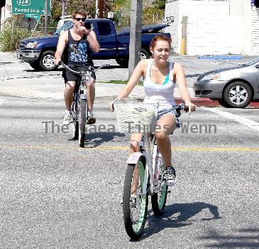 CYRUS AND HEMSWORTH SPLIT CYRUS AND HEMSWORTH SPLIT