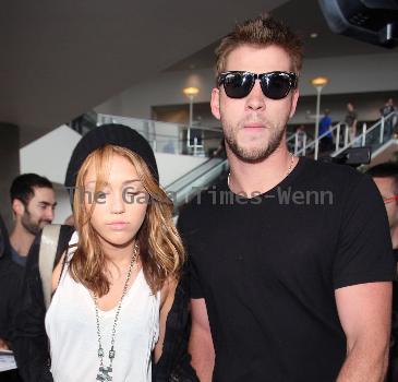 CYRUS AND HEMSWORTH SPLIT CYRUS AND HEMSWORTH SPLIT