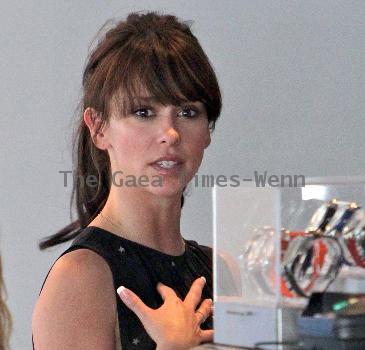 Jennifer Love Hewitt shopping at Armani Exchange on Robertson Boulevard Los Angeles.