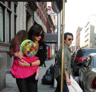 Tom Cruise, Katie Holmes and Suri
seen leaving their Hotel together.
New York City, USA.