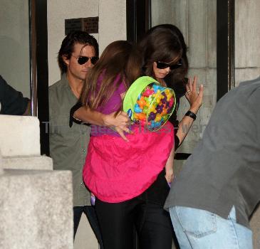 Tom Cruise, Katie Holmes and Suri
seen leaving their Hotel together.
New York City, USA.