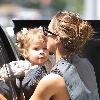 Honor Marie Warren and Jessica Alba
Jessica Alba leaving a medical centre to go out to lunch with her daughter at Nate 'n Al of Beverly Hills Delicatessen
Los Angeles, California.