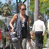 Honor Marie Warren and Jessica Alba
Jessica Alba leaving a medical centre to go out to lunch with her daughter at Nate 'n Al of Beverly Hills Delicatessen
Los Angeles, California.