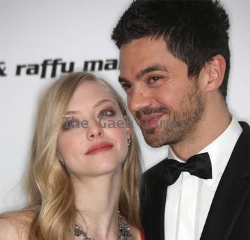 Amanda Seyfried and Dominic Cooper on a break