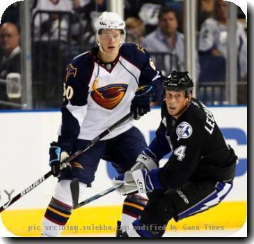 paul-postma-vincent-lecavalier-2009-9-18-23-11-21_58215_O