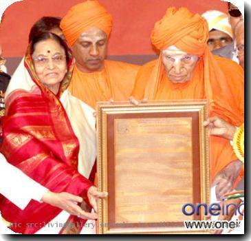 smt-pratibha-patil-in-karnataka10_58432_O