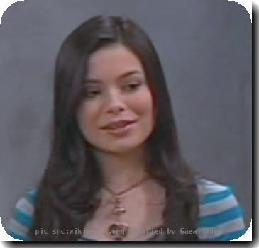 Picture of Miranda Cosgrove on the iCarly set, during rehearsals.