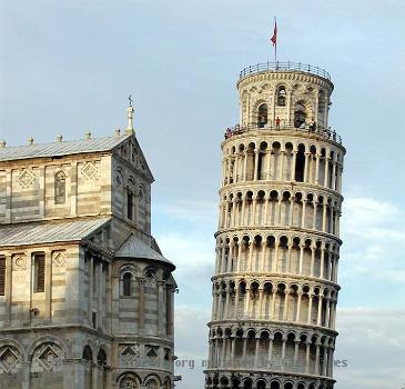 pisa s campo dei miracoli  olarak adland?r?lan  t�rk�e kar??l???  mucizelerin bah�esi  olan mevkide yat?k bir ?ekilde  y?llara meydan okurcas?na ayakta durmaktad?r    bkz  http   upload wikimedia org      asl?nda 1173 y?l?nda mimari olarak hatas?z olarak in?aat?na ba?lanan kule  bir s�re sonra  3  kat?n in?aat? s?ras?nda  g�neydo?u y�n�ne