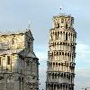 pisa s campo dei miracoli  olarak adland?r?lan  t�rk�e kar??l???  mucizelerin bah�esi  olan mevkide yat?k bir ?ekilde  y?llara meydan okurcas?na ayakta durmaktad?r    bkz  http   upload wikimedia org      asl?nda 1173 y?l?nda mimari olarak hatas?z olarak in?aat?na ba?lanan kule  bir s�re sonra  3  kat?n in?aat? s?ras?nda  g�neydo?u y�n�ne