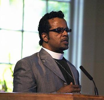 Bishop Carlton Pearson delivering a sermon.