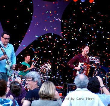 They Might Be Giants celebrate their 26th year of Showbiz by playing in New Haven.