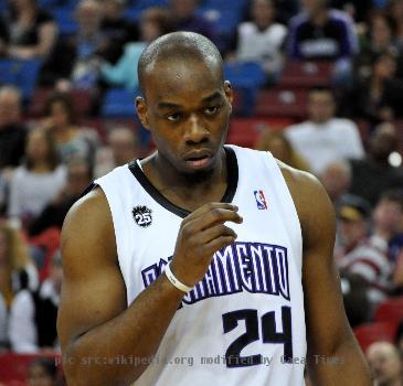 Carl Landry playing for the Sacramento Kings.