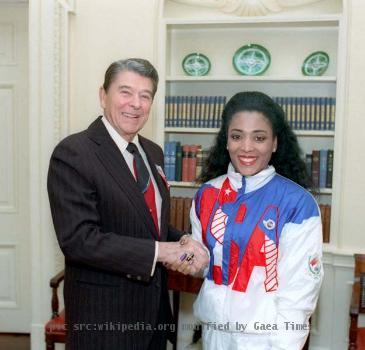 C50027-6, President Reagan greeting Florence Griffith Joyner of the U.S. Olympic team in the oval office. 10/24/88.