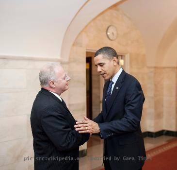 President Barack Obama greets his new White House Cyber Security Chief wHoward A. Schmidt