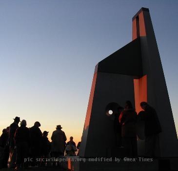 2004 winter solstice viewed at the Lawrence Hall of Science in Berkeley, California, USA.