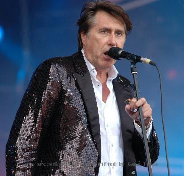 Bryan Ferry sur scène pendant le festival des Vieilles Charrues 2007.