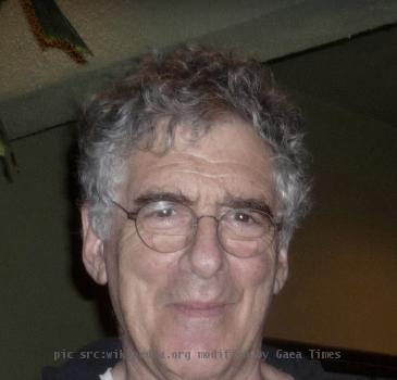 Elliot Gould holding his producer credit for The 1 Second Film in June of 2009.