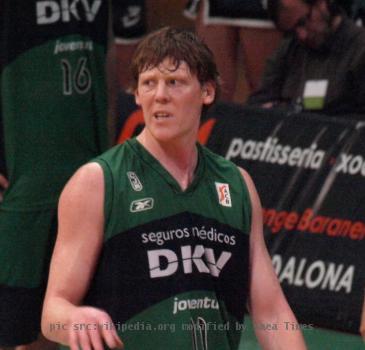 Coby Karl con la camiseta del DKV Joventut en un partido de la liga ACB 2008/09 en marzo de 2009