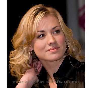 Australian actress, Yvonne Strahovski, at the Chuck panel at WonderCon 2009 in San Francisco.