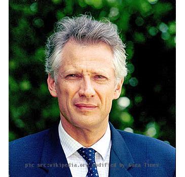 Dominique de Villepin on 18 november 2003.