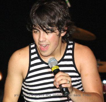 Joe Jonas of the Jonas Brothers performing in Bessemer, Alabama on July 13, 2007.