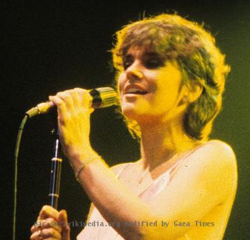 Linda Ronstadt performing