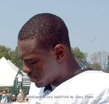 Lehigh, Pa. (Aug. 11, 2005) - Storekeeper 1st Class Washington Jaramillo assigned to Navy Recruiting District Philadelphia gets an autograph from Philadelphia Eagles cornerback Lito Sheppard during the team