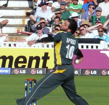 Shahid Afridi bowling in World Twenty20 Super8 Match; NZ v PK at The Oval, 13 June, 2009.