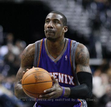 El jugador norteamericano Amare Stoudemire realizando un tiro libre.